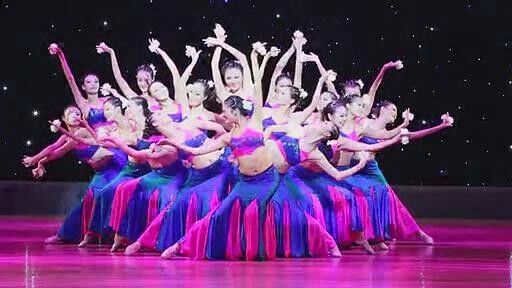 The new Dai - tail dress Dai - tail dress dance in Zanha 