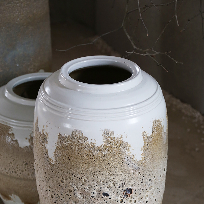 Retro nostalgia POTS theme restaurant villa clubhouse floor between coarse pottery vases, flower implement example garden ornaments