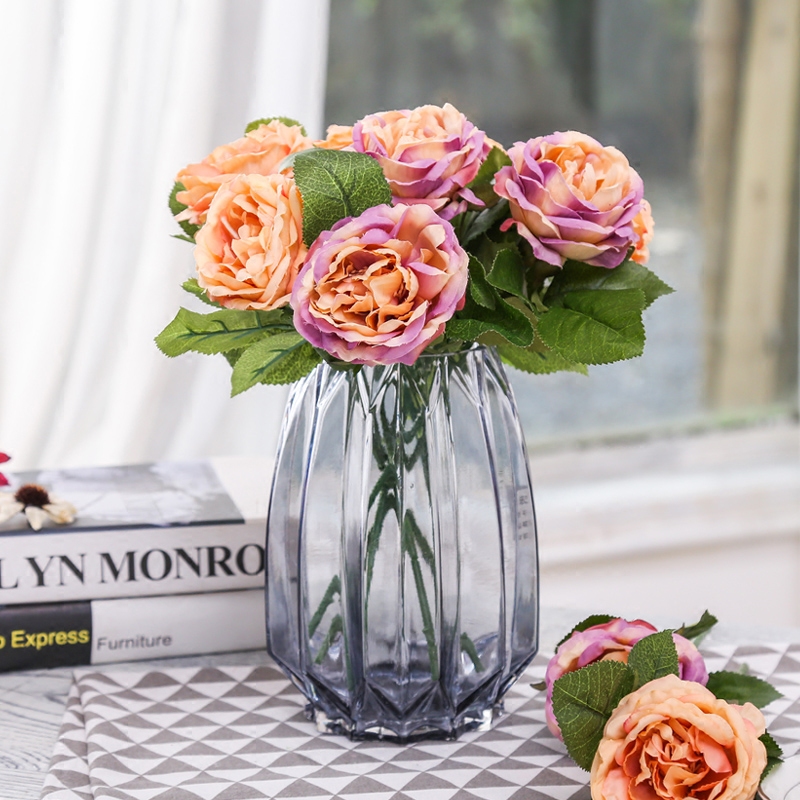 ���������ɫ��ƿ����͸���ڼ�