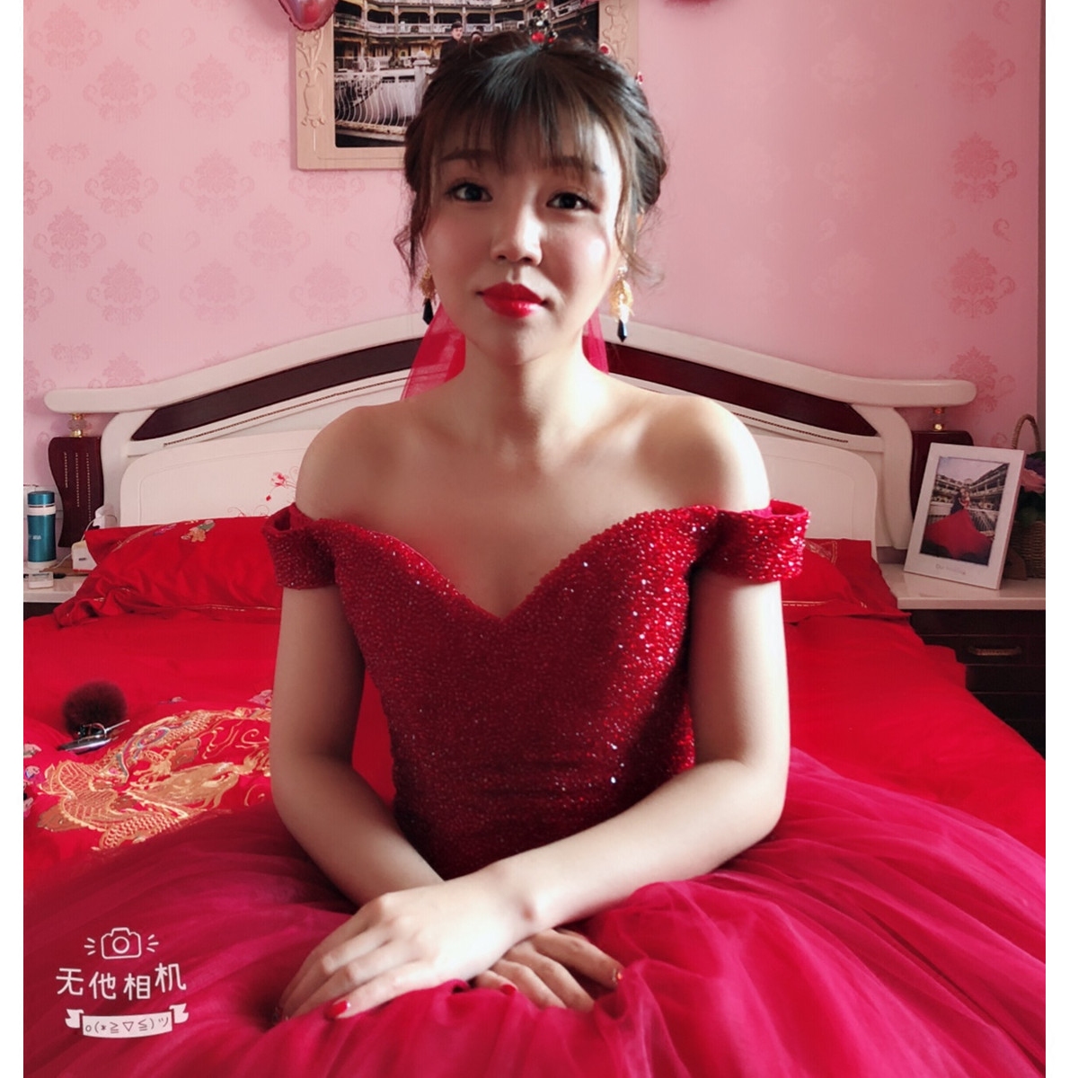 Red Wedding Dress Fashion lined with Shoulders Bride to greet Bed in bed Back to door Banquet hosted Pompon Dress