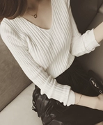 Mùa xuân hè mới Áo len tay dài cổ chữ V gợi cảm Slim màu hoang dã ngọt ngào chạm đáy áo sơ mi nữ tính khí thon thả