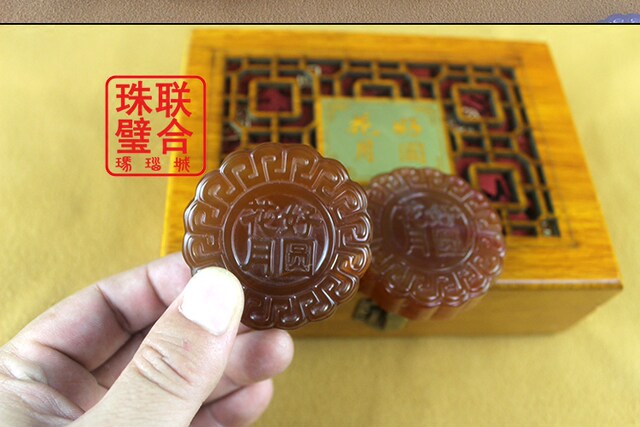 Fuxin ຂອງຂວັນສີແດງ agate chalcedony mooncake ງານບຸນກາງດູໃບໄມ້ລົ່ນດ້ວຍດອກໄມ້ທີ່ດີແລະກ່ອງຂອງຂວັນເດືອນເຕັມສໍາລັບຜູ້ສູງອາຍຸເພື່ອມາເຕົ້າໂຮມກັນ