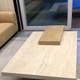 Bàn cà phê đá cẩm thạch travertine tự nhiên kết hợp tủ bếp đơn giản hiện đại hình chữ nhật căn hộ nhỏ phòng khách - Bàn trà bàn uống nước nhỏ gọn Bàn trà