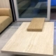 Bàn cà phê đá cẩm thạch travertine tự nhiên kết hợp tủ bếp đơn giản hiện đại hình chữ nhật căn hộ nhỏ phòng khách - Bàn trà