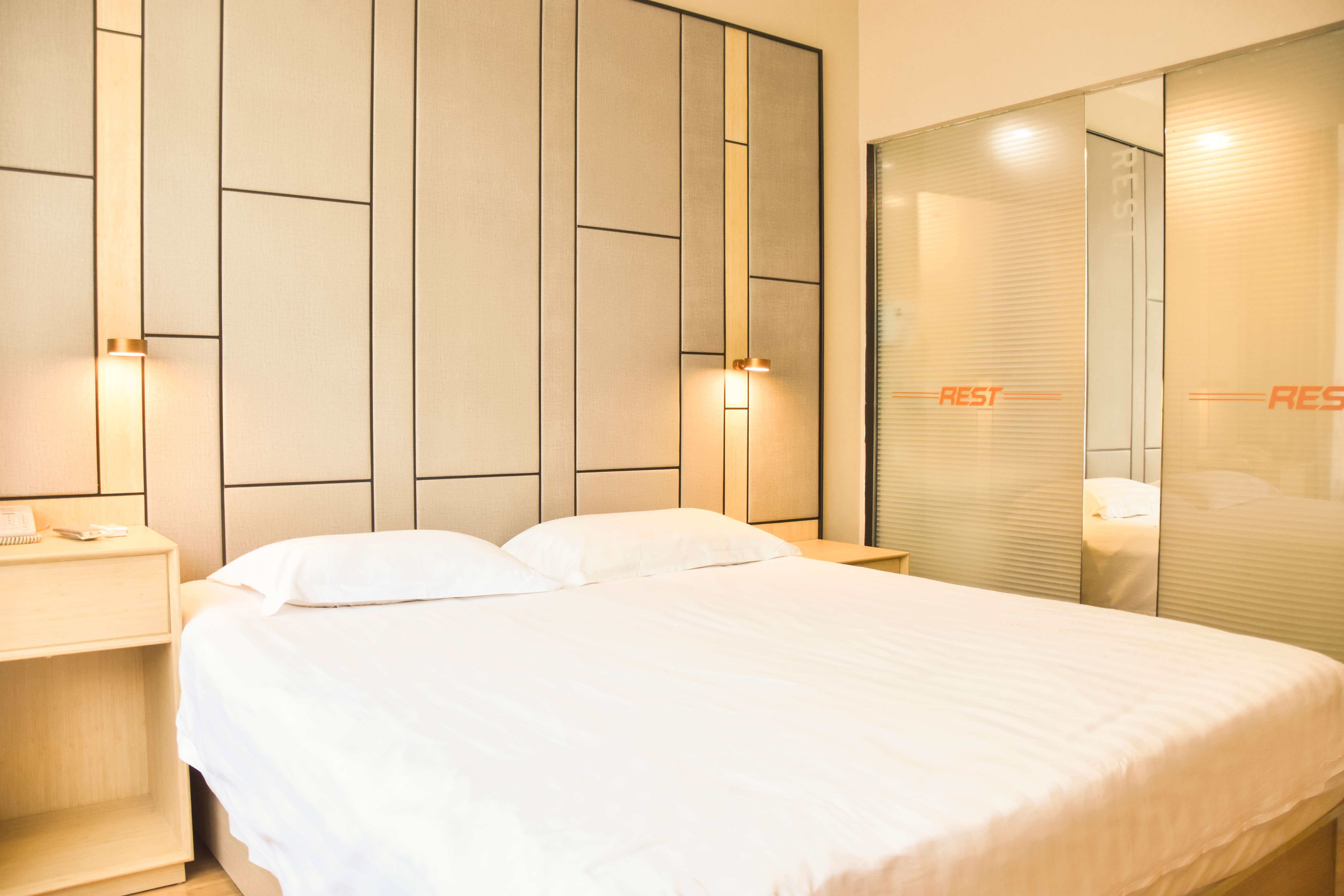 Rust Hotel Chain (Wenzhou New Town) enjoys a large bed room