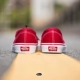 Vans aut màu đỏ cổ điển đích thực đôi giày vải thấp đôi giày nam và nữ VN000EE3RED - Plimsolls