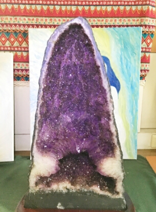 Has been out of the amethyst cave, yellow hair crystal symbiosis, Guanyin inner wall map, one thing and one picture