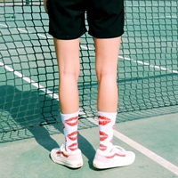 Hàn Quốc ulzzang gốc thời trang đường phố màu đen và trắng đỏ in đôi tất cotton ống đơn giản nam và nữ đôi vớ hoang dã vớ noel