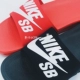 [Mua hàng xuất sắc của Anh] Nike SB Benassi chữ lớn logo màu đen đỏ thể thao 840067-001 dép nhựa Dép thể thao