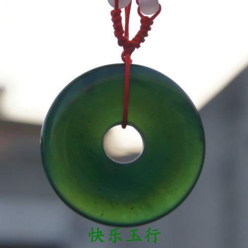 Blue field in Xi'an, capital of Northwest China's Shaanxi Province, with an ink jade green buckle suspension and delivery packaging box