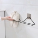 Rèn sắt giá treo tường hình tam giác keo dán giày đơn giản kệ phòng khách phòng tắm phòng tắm dép lưu trữ giá - Kệ