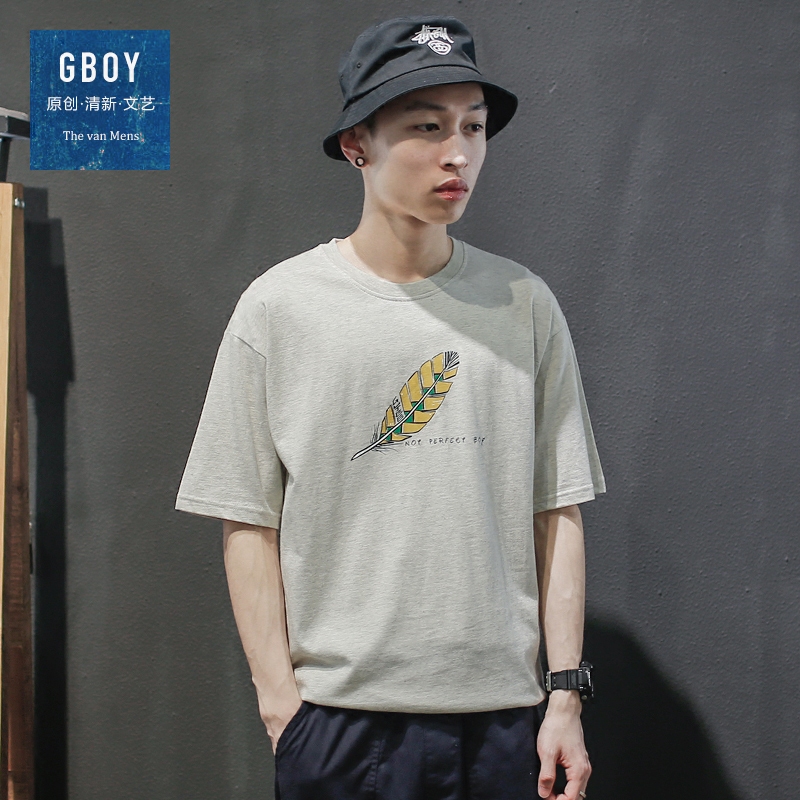 GBOY夏季文艺羽毛印花短袖T恤男日系宽松休闲体恤青年中袖短tee