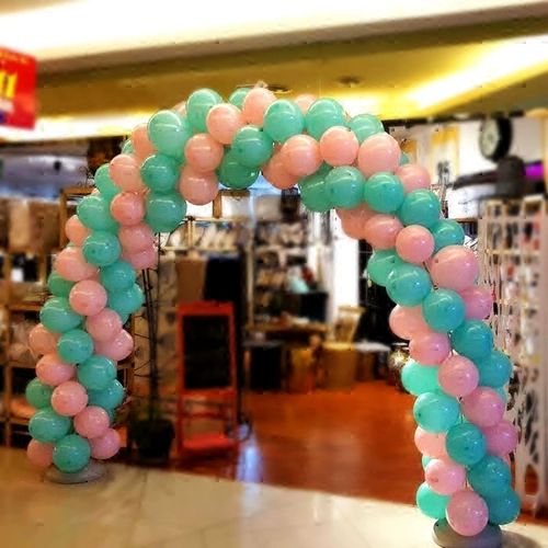 Выполнение дня рождения может быть снесено от воздушных шариков архи