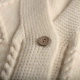 Tìm kiếm mùa thu mới cổ chữ V lớn bằng gỗ xoắn đan áo len nữ nghệ thuật Áo len lỏng hoang dã áo cardigan nữ Cardigan
