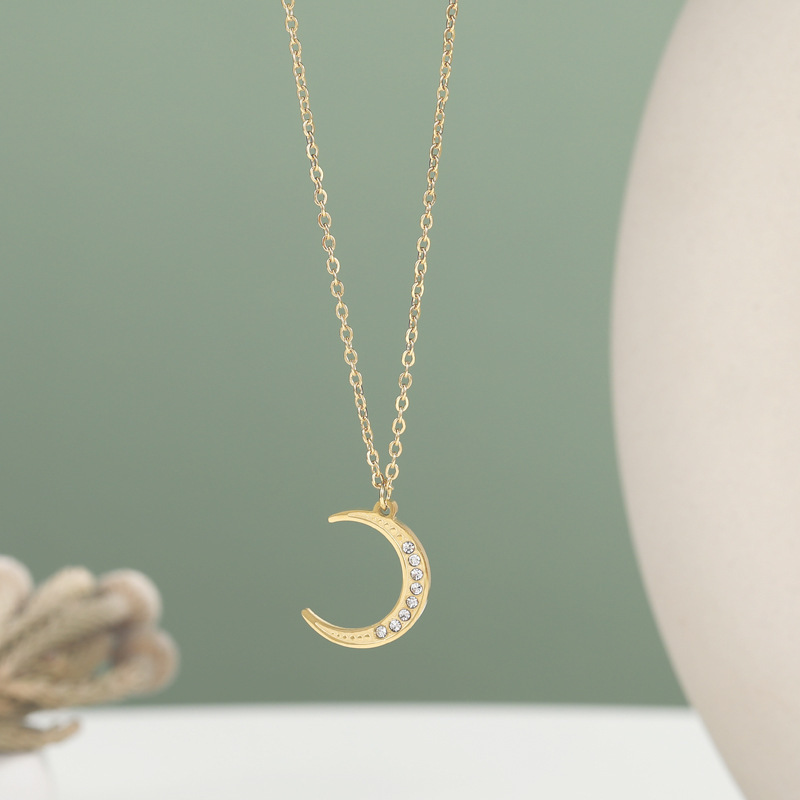 S European and American Style Diamond-Encrusted Crescent Pendant Stainless Steel Necklace Plated with 18K Gold, Fashionable and Simple Niche Design Jewelry