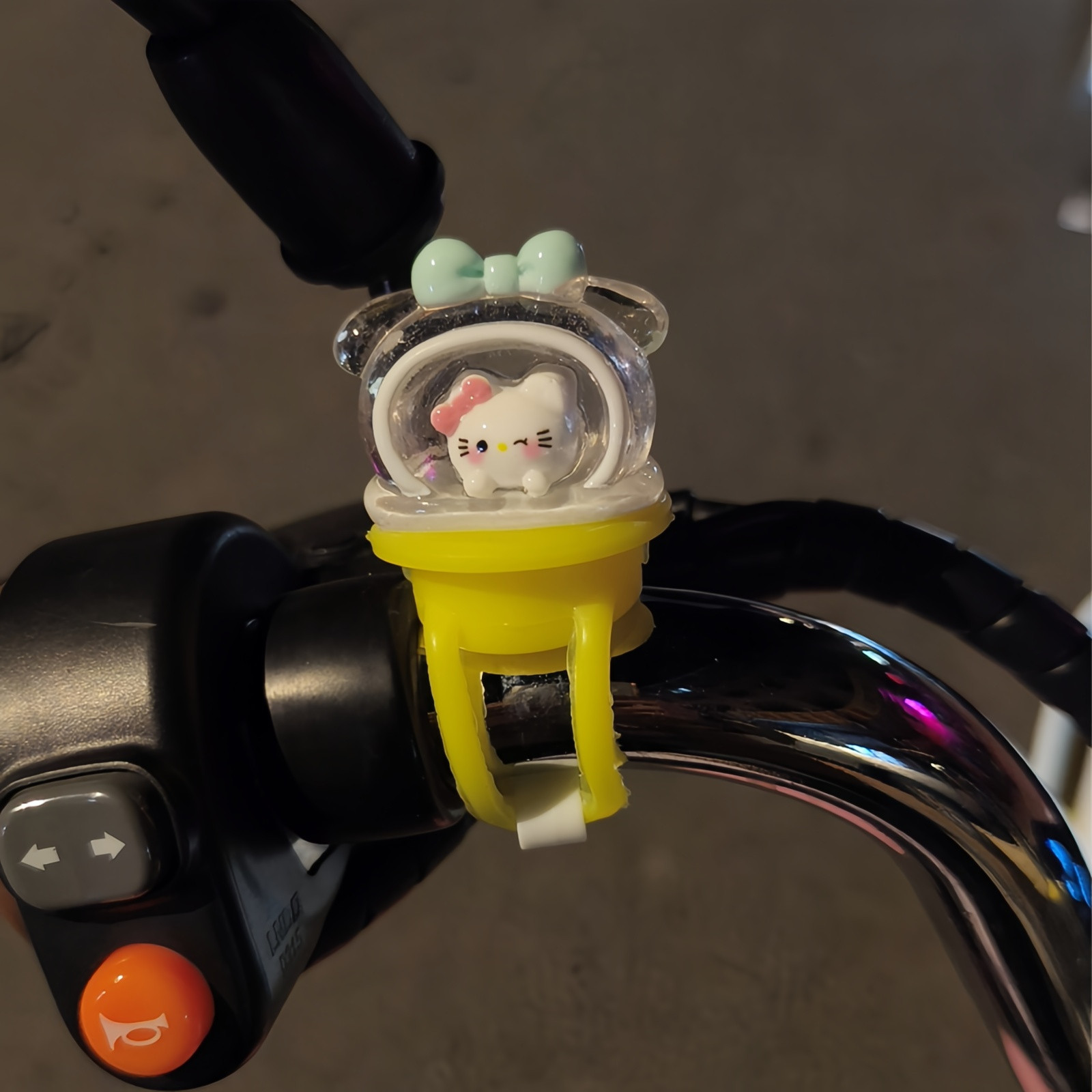 Cute pet car ornaments electric car helmet bicycle motorcycle tram cute healing trinkets straps