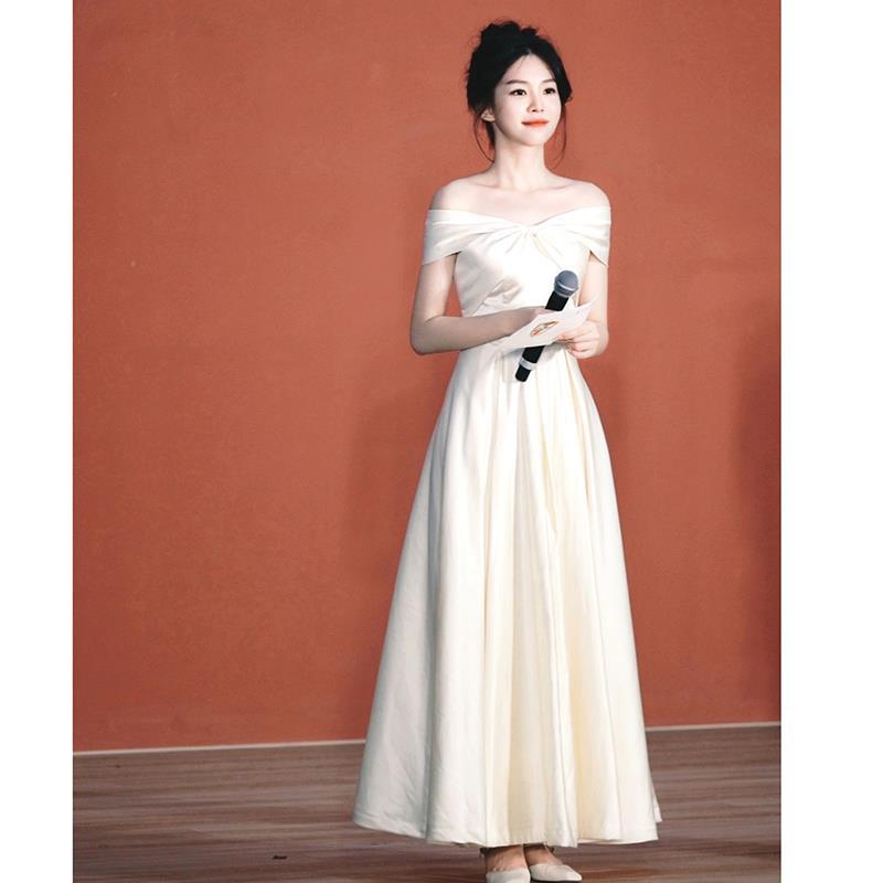 イブニングドレスワンショルダーエンドライト高級ニッチフレンチ婚約ドレス白い証明書登録小さな白いドレス年次総会