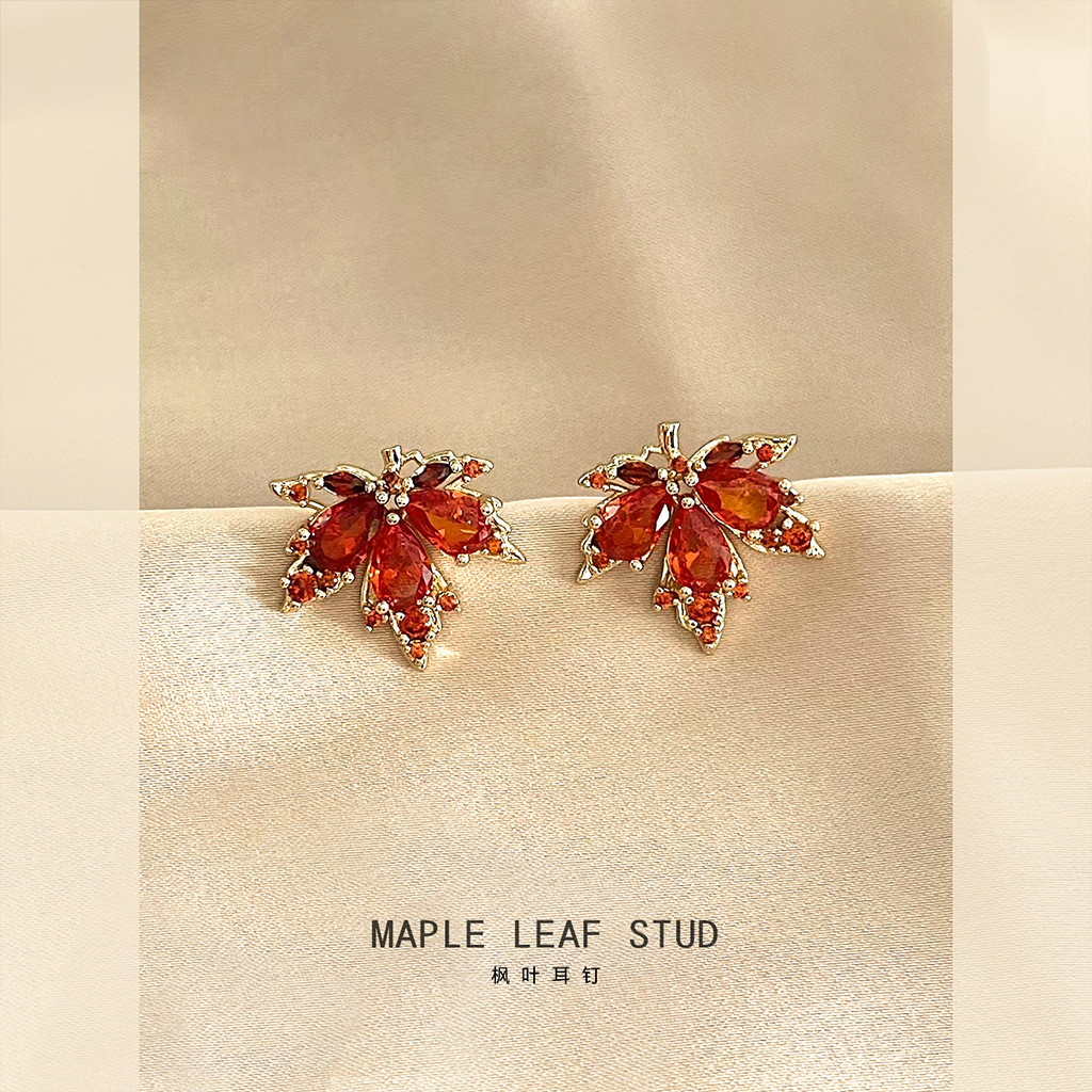 (Maple Leaf) micro-inlaid zircon ~ red maple leaf ear nail woman 925 silver needle plated 14K small crowdpersonality earrings earrings-Taobao