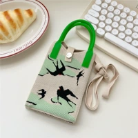 Ласточки летают