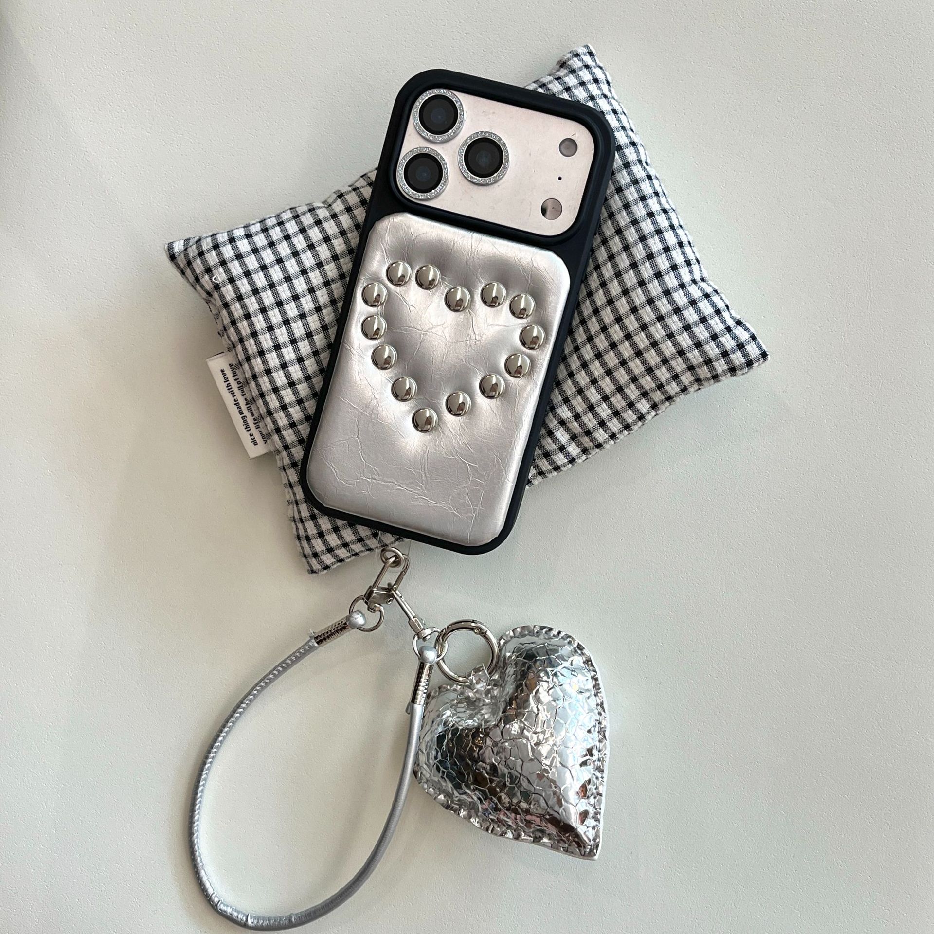 Масляно-восковая кожаная заклепка love heart подходит для чехла для мобильного телефона Apple 17, 16PRO all-inclusive, 15pro anti-fall, 14 серебряных, 13 подвесных