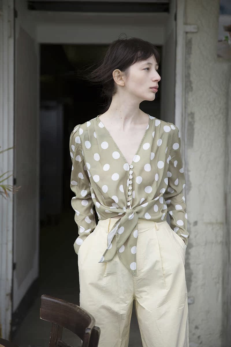 Lõi vũ trụ 2018 mới thanh lịch khí sóng điểm V-Cổ áo sơ mi chic in dài tay lỏng ngắn coat sơ mi nữ tay dài cột nơ