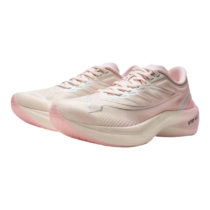 特步一体成型专业跑鞋