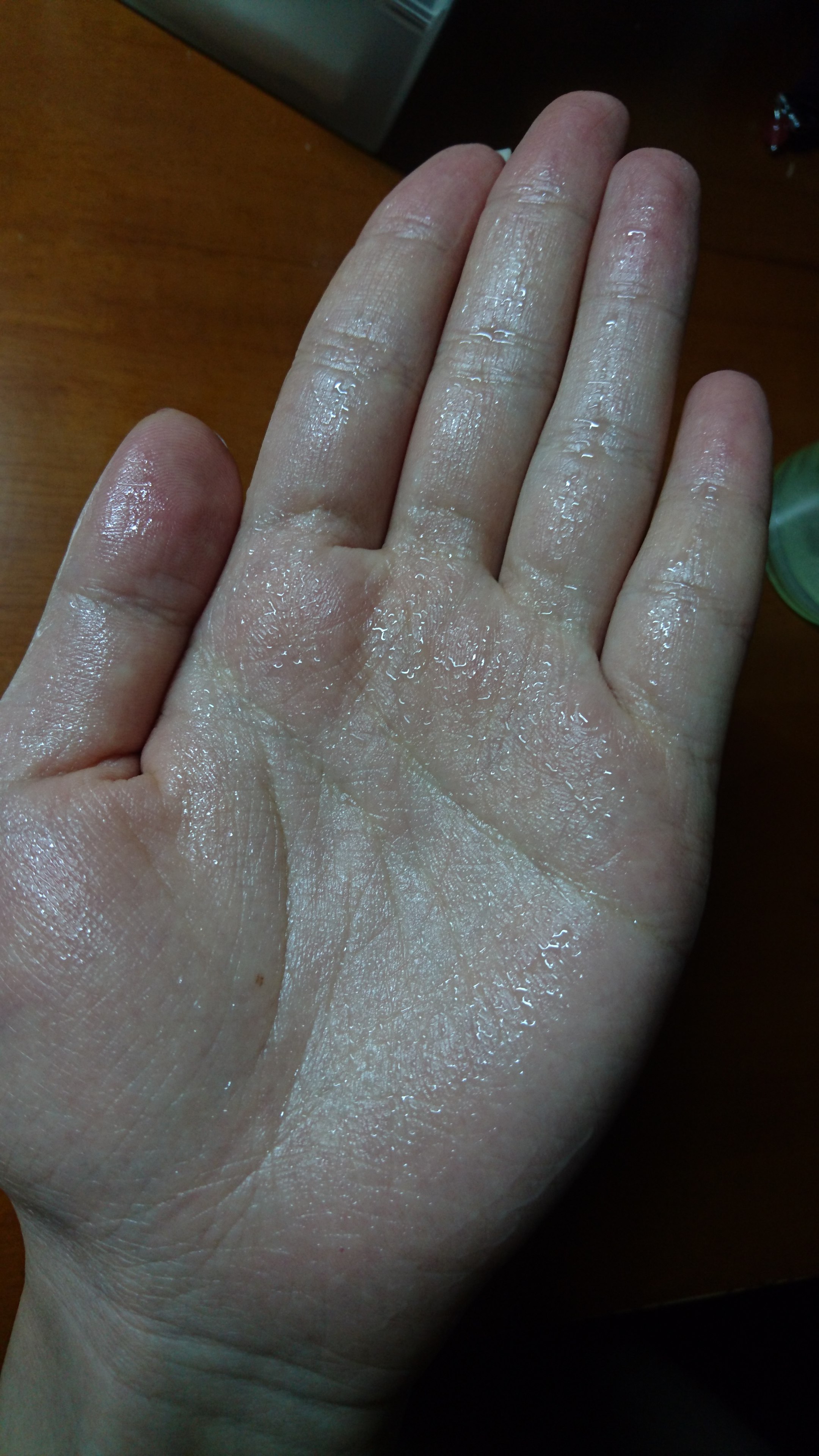 相宜本草睡莲水灵肌沁润精华露