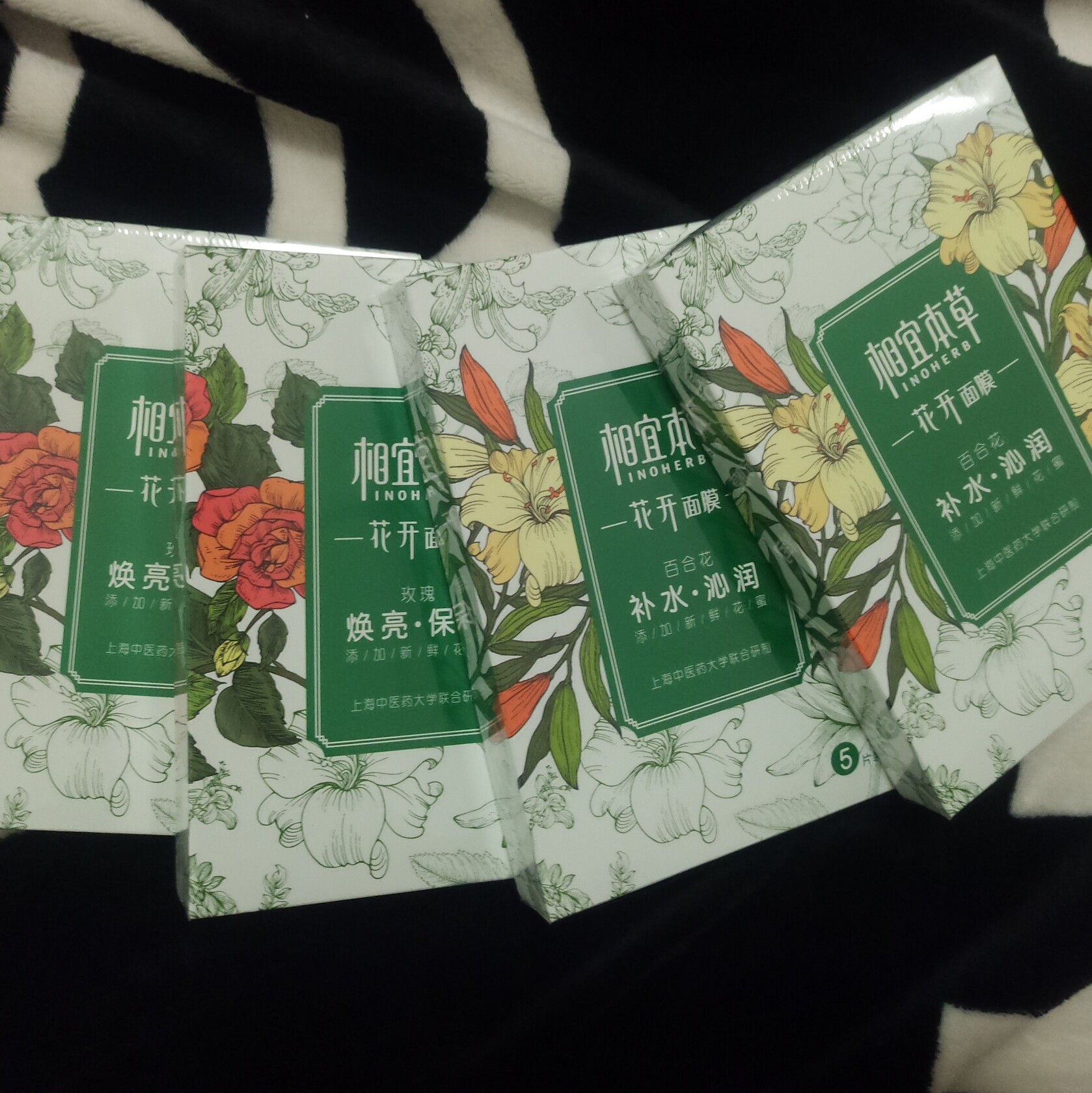 新品花开面膜花蜜养颜吸收很好，敷完之后皮肤很水嫩！