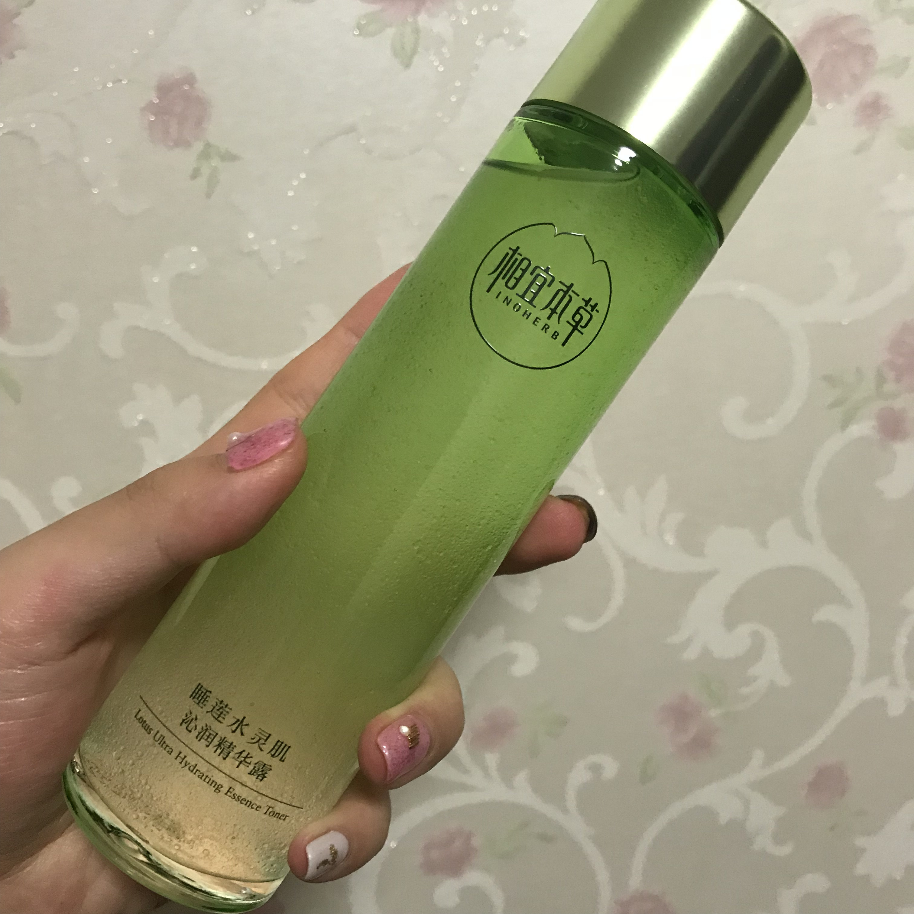 相宜本草睡莲水灵肌沁润精华露