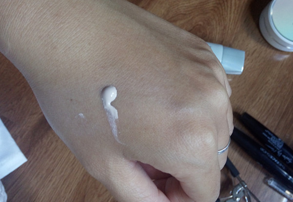 自然堂轻透无瑕修颜霜