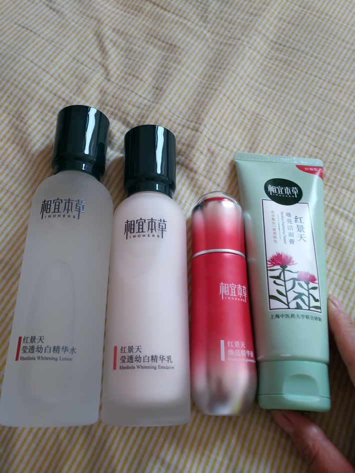 相宜本草红景天套装吸收很快，脸部也很清淡!