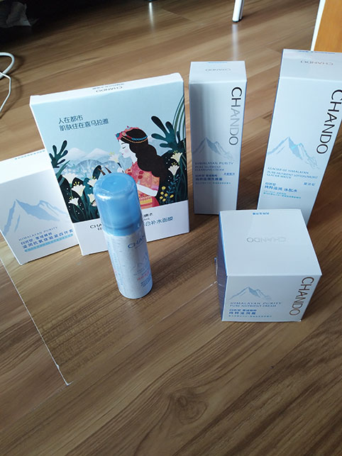 自然堂雪域精粹纯粹滋润套装吸收好，淡淡的百合香味适合每个年龄段的女性朋友！