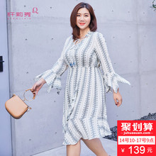 纤莉秀2018秋新款大码女装仿麻印花收腰喇叭袖胖mm宽松显瘦连衣裙图片