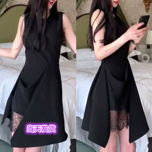 潘南奎隐秘型性感设计感拼蕾丝不规则连衣裙女无袖收腰气质小黑裙