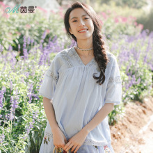 茵曼2018夏新款镂空花边V领宽松中袖娃娃衫衬衣女套头漏锁骨衬衫图片