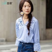茵曼旗舰店2018春秋新款文艺花边V领绣花喇叭袖竖条纹衬衫女上衣图片