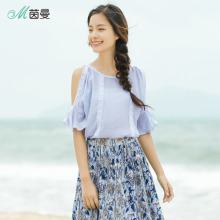 茵曼2018夏季新品钩花蕾丝边荷叶中袖小心机露肩浅蓝色衬衣女衬衫图片