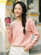 茵曼2018秋装新款圆领绣花休闲百搭长袖套头毛衣女F1883132611图片