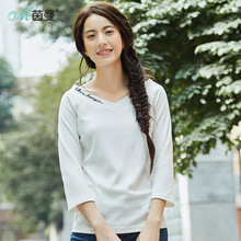 茵曼旗舰店2018秋季新款绣花V领七分袖弹力针织T恤女装打底衫上衣图片