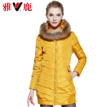 yaloo/雅鹿羽绒服女中长款 时尚保暖大貉子毛领修身连帽冬装外套图片