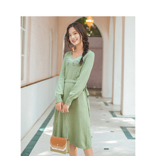 茵曼旗舰店2018秋装新款棉质V领绣花橡筋收腰长袖连衣裙女打底裙图片