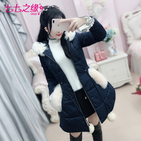 七七之缘2018冬装新款女装 深蓝色白毛球连帽中长款棉衣棉服外套商品大图
