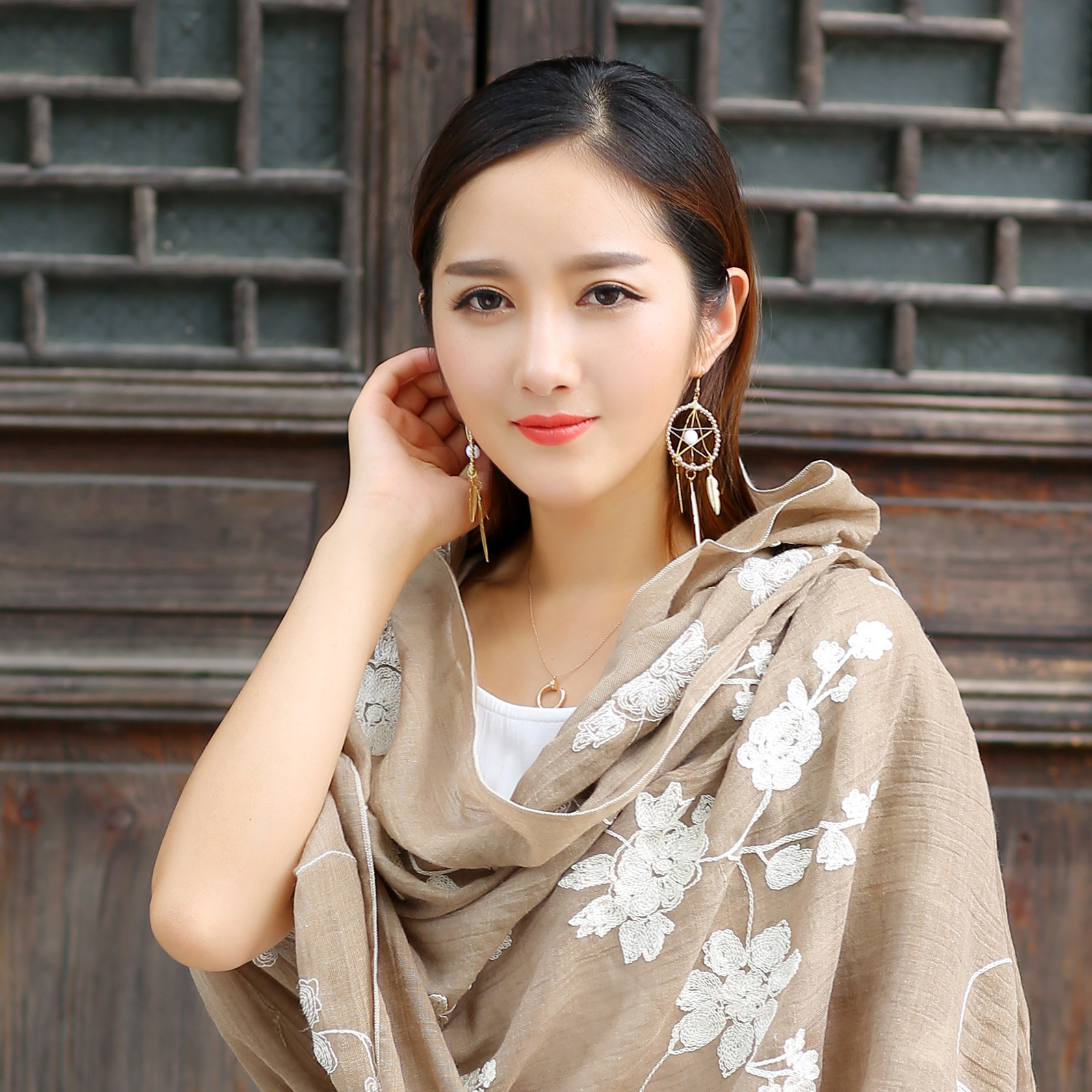 新款民族风绣花纯色棉麻围巾文艺旅行披肩刺绣