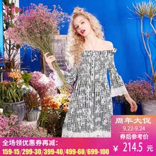 妖精的口袋夏装新款一字肩蕾丝拼接喇叭袖格子连衣裙女图片