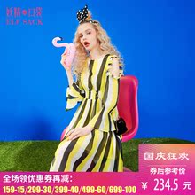 妖精的口袋夏装新款不会忘记收腰木耳边露肩条纹雪纺连衣裙女图片