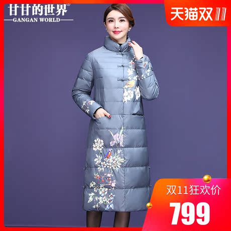 【90%白鹅绒】小立领印花工艺甘甘的世界冬装过膝长款复古羽绒服商品大图