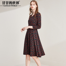 甘甘的世界大码妈妈装2018秋装新款时尚印花中长款修身连衣裙女图片