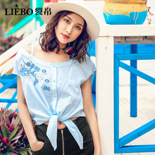 裂帛2018夏装新款温柔小心机肩带露肩大圆领清新刺绣短袖衬衫女图片
