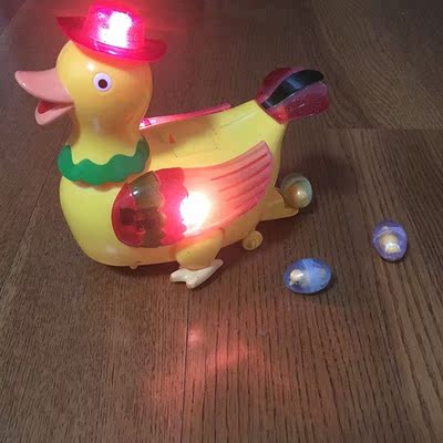 大号黄鸭万向灯光下蛋鸭儿童仿真动物下蛋玩具会生蛋的小鸭子电动