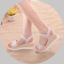 扣中跟一字扣女凉鞋 松糕厚底坡跟防水台学生皮带 新品 2018夏季凉鞋